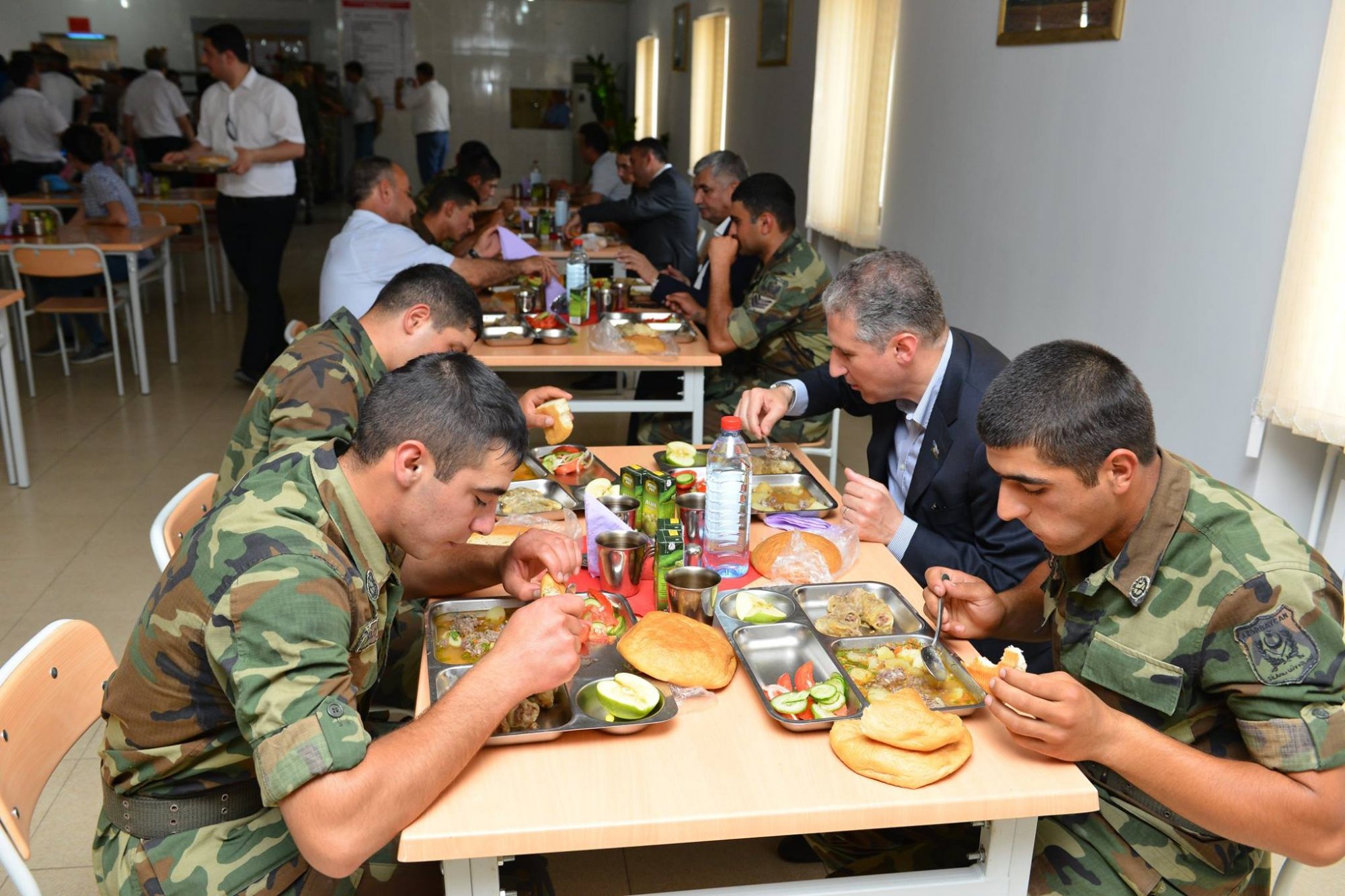 Millət vəkilləri və kimyaçılar cəbhə bölgəsində