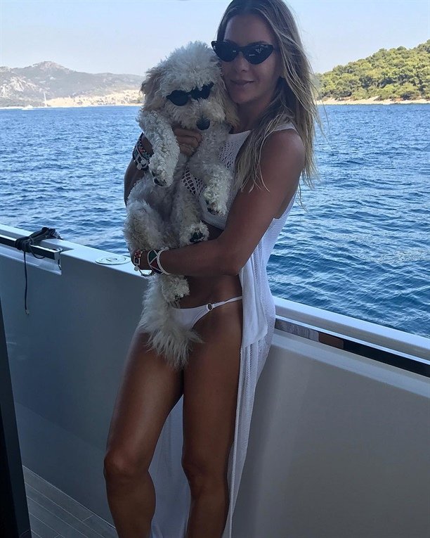 Məşhur model poza verir