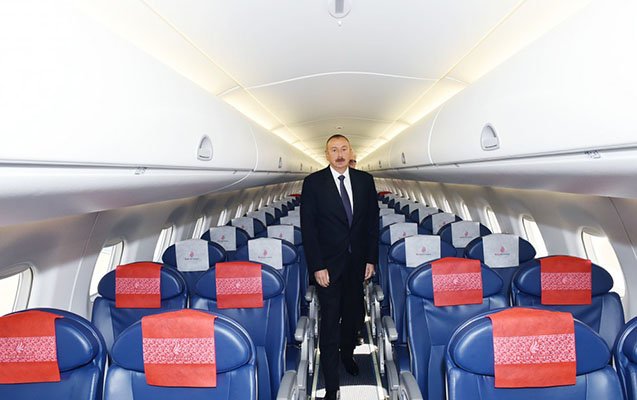 Prezident İlham Əliyev təyyarənin sükanı arxasına keçib