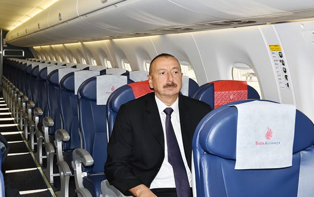 Prezident İlham Əliyev təyyarənin sükanı arxasına keçib