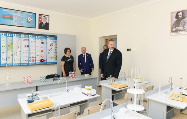 İlham Əliyev məktəblərdə yaradılan şəraitlə tanış olub