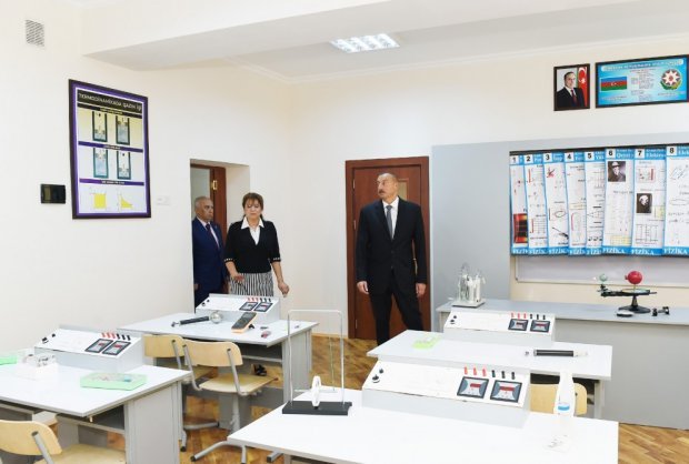 İlham Əliyev məktəblərdə yaradılan şəraitlə tanış olub