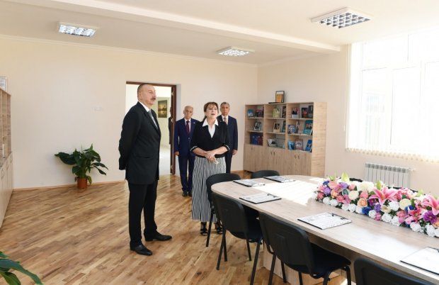 İlham Əliyev məktəblərdə yaradılan şəraitlə tanış olub