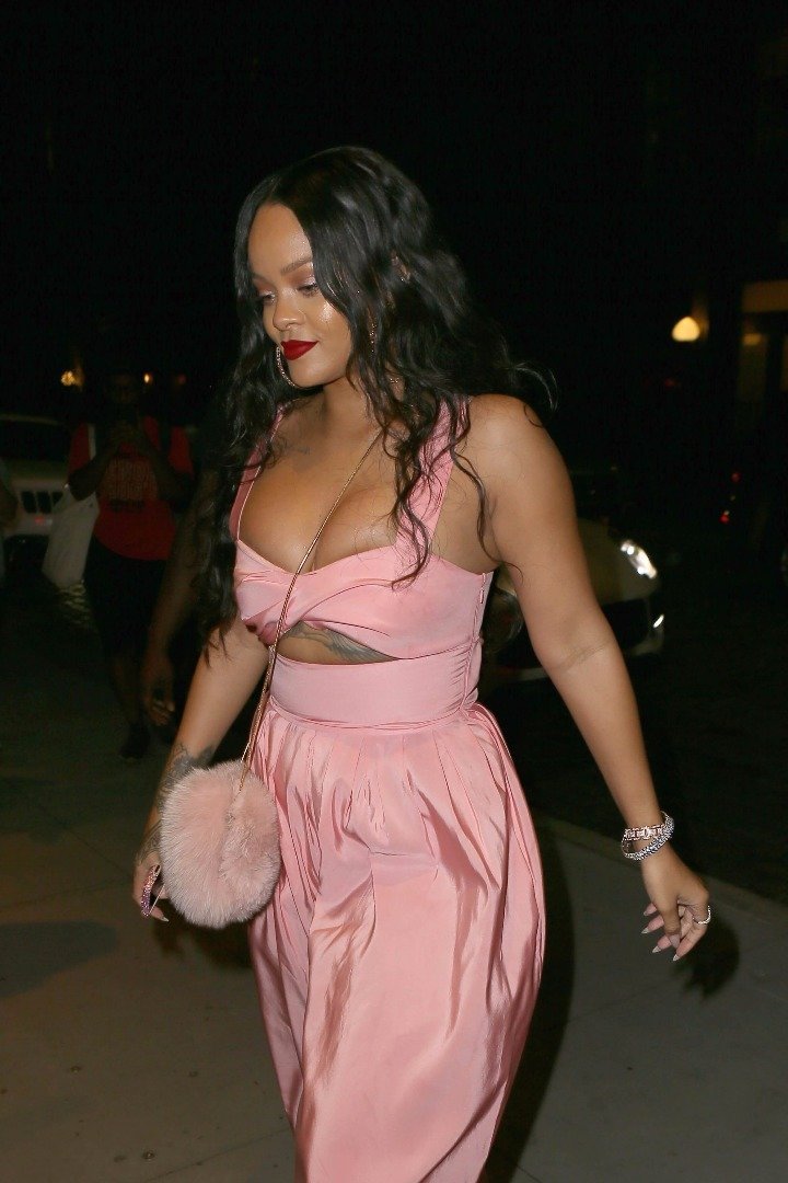 Rihanna yeni geyimi ilə gündəmə gəlib Rihanna yeni geyimi ilə gündəmə gəlib