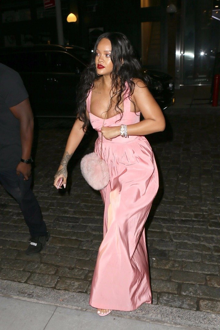 Rihanna yeni geyimi ilə gündəmə gəlib Rihanna yeni geyimi ilə gündəmə gəlib