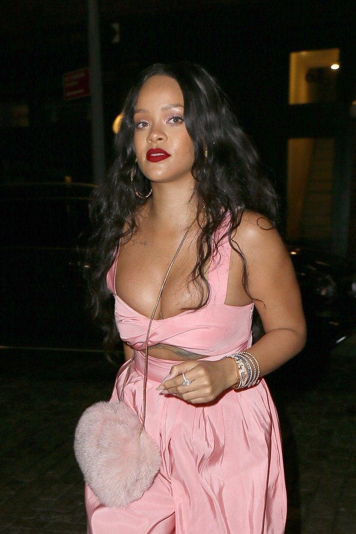 Rihanna yeni geyimi ilə gündəmə gəlib Rihanna yeni geyimi ilə gündəmə gəlib
