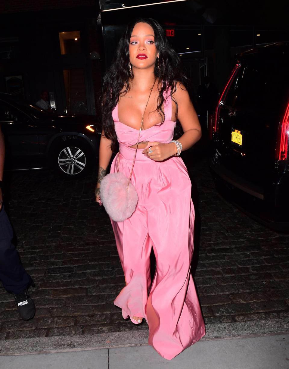 Rihanna yeni geyimi ilə gündəmə gəlib Rihanna yeni geyimi ilə gündəmə gəlib