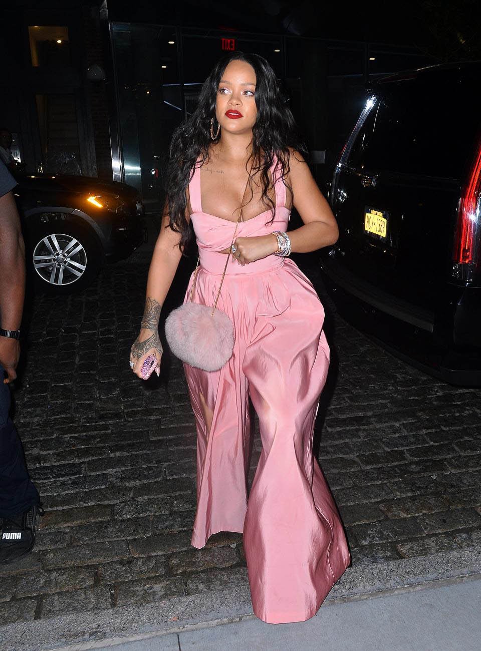 Rihanna yeni geyimi ilə gündəmə gəlib