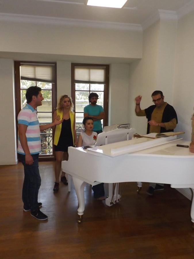 Məşhur dirijor Bakıda məşqlərə başlayıb