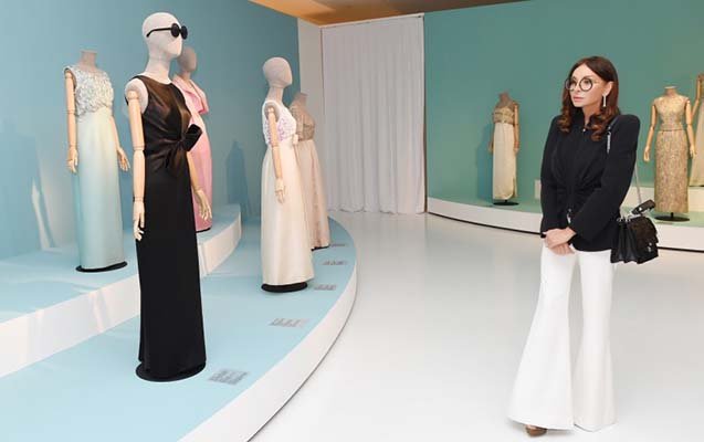 Mehriban Əliyeva moda sərgisinin açılışını edib Mehriban Əliyeva moda sərgisinin açılışını edib