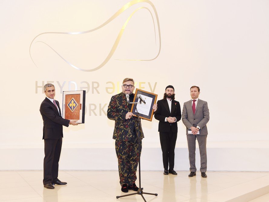 Mehriban Əliyeva moda sərgisinin açılışını edib Mehriban Əliyeva moda sərgisinin açılışını edib