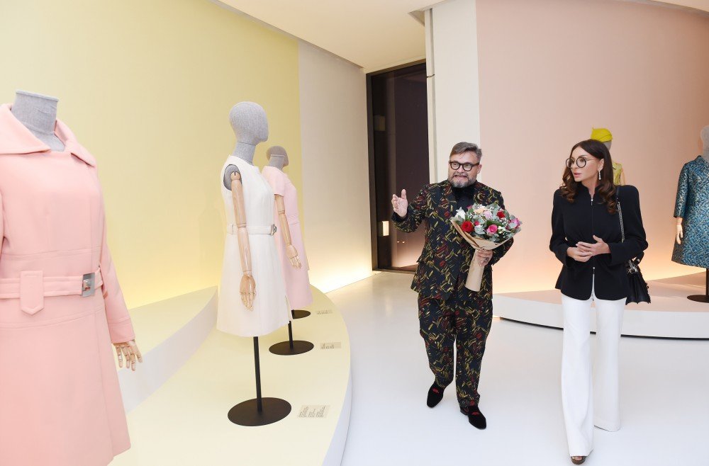 Mehriban Əliyeva moda sərgisinin açılışını edib Mehriban Əliyeva moda sərgisinin açılışını edib