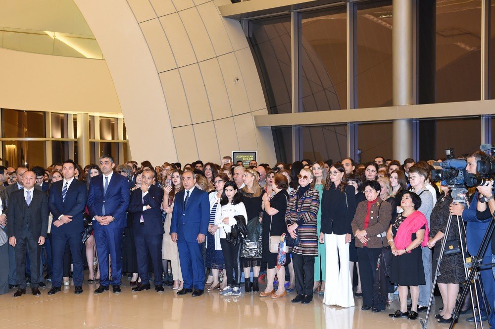Mehriban Əliyeva moda sərgisinin açılışını edib Mehriban Əliyeva moda sərgisinin açılışını edib