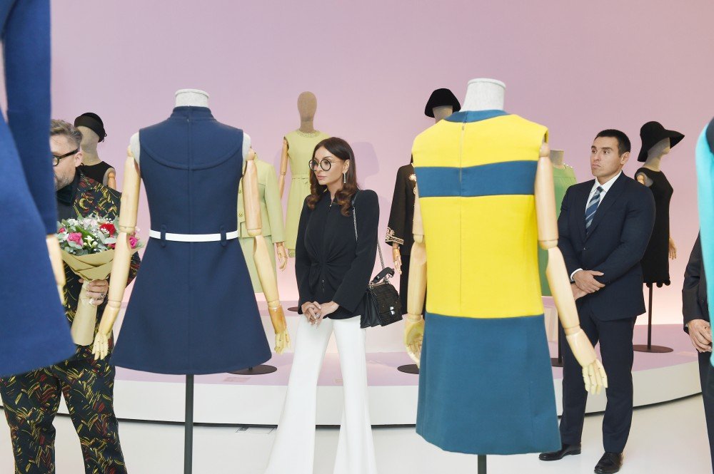Mehriban Əliyeva moda sərgisinin açılışını edib Mehriban Əliyeva moda sərgisinin açılışını edib