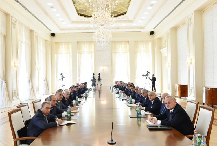 İlham Əliyevin sədrliyi ilə Nazirlər Kabinetinin iclası keçirilib