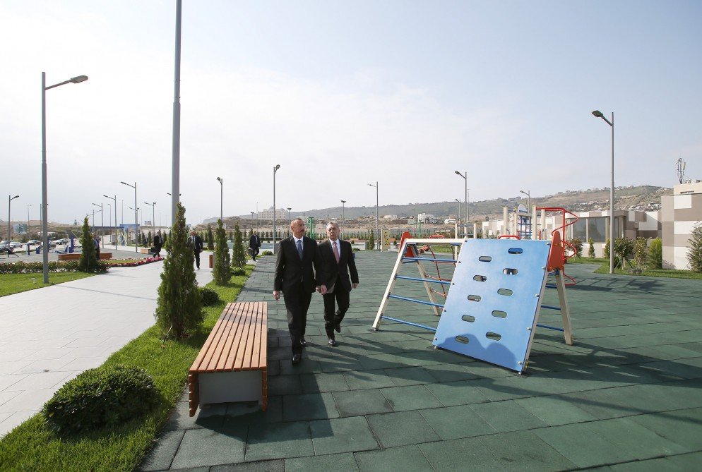 İlham Əliyev yeni parkla tanış olub