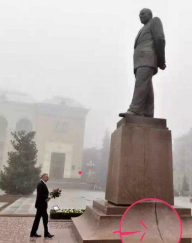 Heydər Əliyevin Gəncədəki abidəsində çatlar yaranıb Heydər Əliyevin Gəncədəki abidəsində çatlar yaranıb