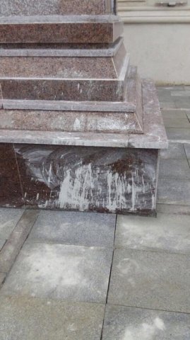 Heydər Əliyevin Gəncədəki abidəsində çatlar yaranıb Heydər Əliyevin Gəncədəki abidəsində çatlar yaranıb