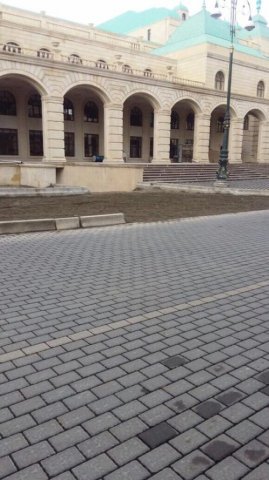 Heydər Əliyevin Gəncədəki abidəsində çatlar yaranıb Heydər Əliyevin Gəncədəki abidəsində çatlar yaranıb