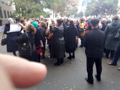 Əli Həsənov köçkünlərlə görüşmək məcburiyyətində qalıb