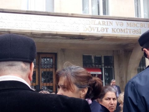 Əli Həsənov köçkünlərlə görüşmək məcburiyyətində qalıb