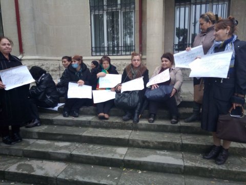 Əli Həsənov köçkünlərlə görüşmək məcburiyyətində qalıb