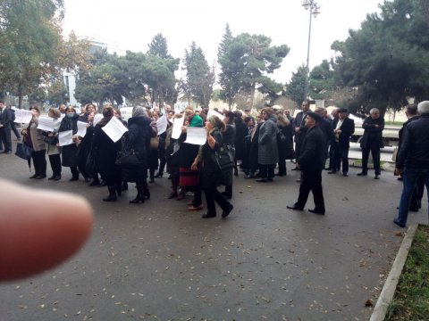 Əli Həsənov köçkünlərlə görüşmək məcburiyyətində qalıb