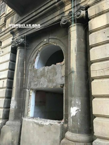 İcra başçısı tarixi binaları sökdürür