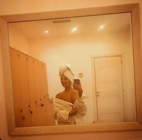 Müğənni Afaq Aslan yarıçılpaq fotosunu paylaşıb