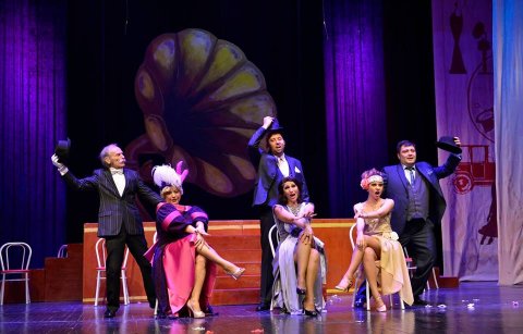 Bir teatrda üç tamaşa nümayiş olunacaq