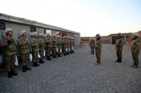 Müdafiə naziri cəbhə bölgəsinə gedib