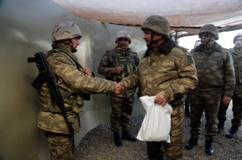 Müdafiə naziri cəbhə bölgəsinə gedib