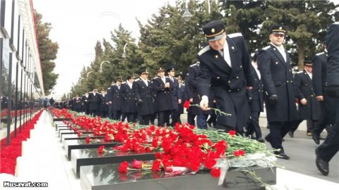 Şəhidlər xiyabanına kütləvi axın başlayıb