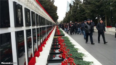 Şəhidlər xiyabanına kütləvi axın başlayıb
