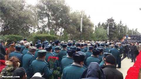 Şəhidlər xiyabanına kütləvi axın başlayıb