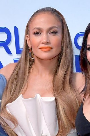 Müğənni qısa geyimi ilə diqqət çəkib Müğənni qısa geyimi ilə diqqət çəkib