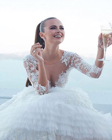 Milyarderin xanımı Bakı ermənisinə bir milyon verib Milyarderin xanımı Bakı ermənisinə bir milyon verib