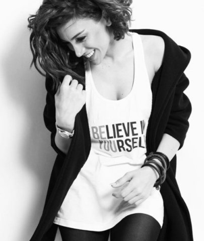 Roya cəsarətli pozaları ilə diqqət çəkib Roya cəsarətli pozaları ilə diqqət çəkib