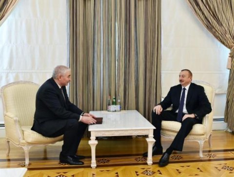 Prezidentliyə namizədlik vəsiqəsi İlham Əliyevə təqdim edilib