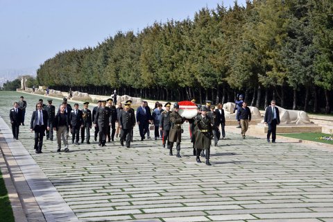 Zakir Həsənov Anıtqəbiri ziyarət edib Zakir Həsənov Anıtqəbiri ziyarət edib