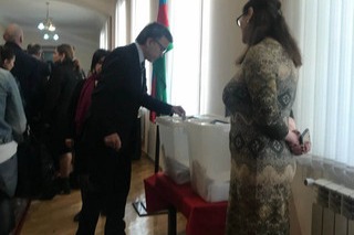 Baş nazir, prezidentin köməkçisi və nazir səsvermədə