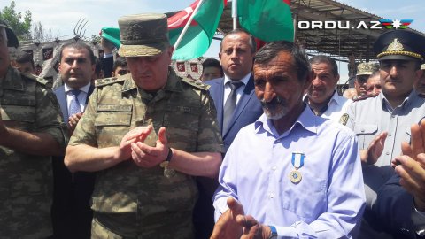 Şəhidin medalı atasına təqdim edilib