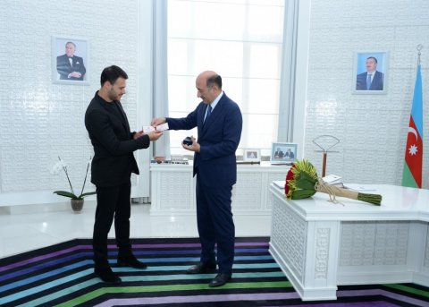 Eminə vəsiqə və döş nişanı təqdim olunub Eminə vəsiqə və döş nişanı təqdim olunub