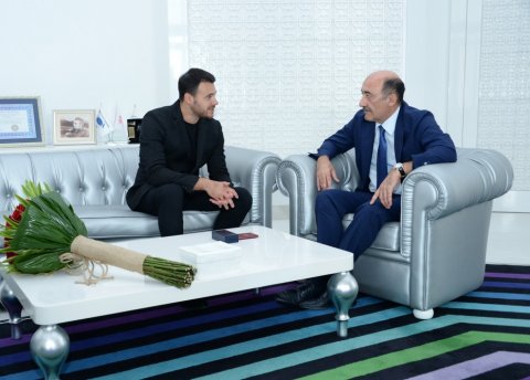 Eminə vəsiqə və döş nişanı təqdim olunub