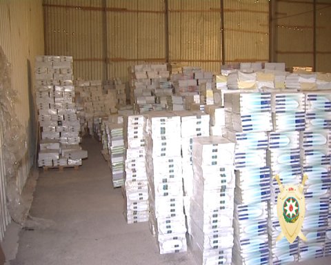 Ölkəyə külli miqdarda pirat dərs vəsaiti gətirənlər tutulub Ölkəyə külli miqdarda pirat dərs vəsaiti gətirənlər tutulub