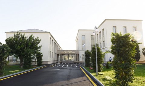 İlham Əliyev orta məktəbdəki şəraitlə tanış olub