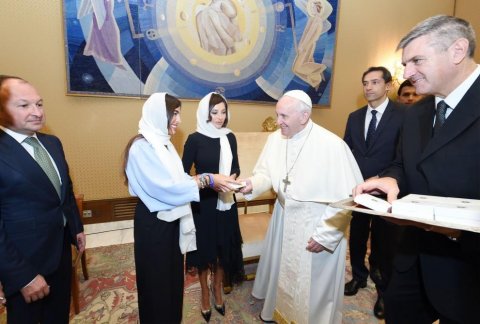 Mehriban Əliyeva Roma Papası ilə görüşüb