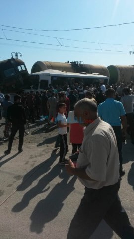 Bakıda ağır qəza: Sərnişin avtobusu qatarla toqquşub