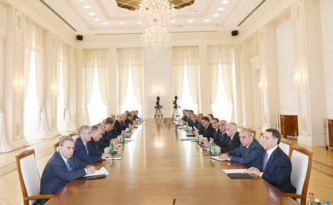 İlham Əliyev Nazirlər Kabinetinin iclasını keçirib