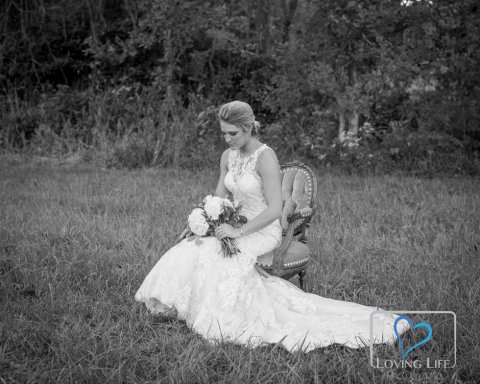 Qız toy paltarı ilə bəyin məzarını ziyarət etdi